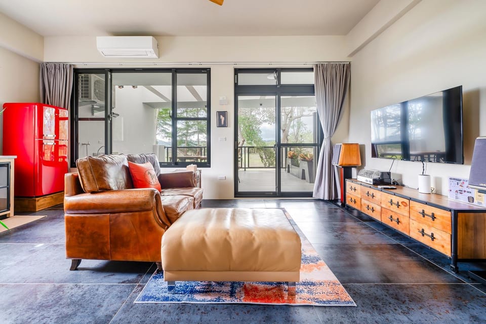 Communal lounge/ TV room, People, TV and multimedia, Balcony/Terrace, Balcony/Terrace, Kitchen or kitchenette, Living room, Photo of the whole room, Seating area, Evening entertainment, kitchen, kitchen