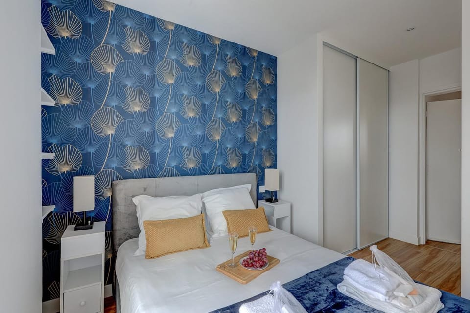 Bed, Bedroom, towels, wardrobe