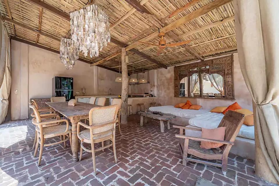 Kitchen or kitchenette, Seating area, Dining area