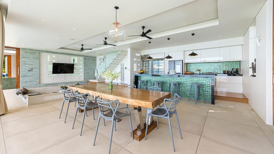 Kitchen or kitchenette, Living room, Seating area, Dining area