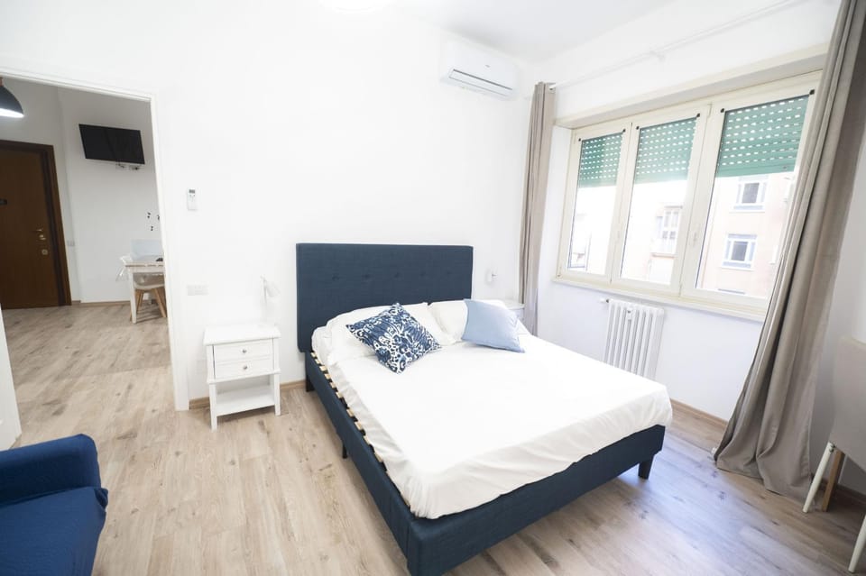 Bed, Photo of the whole room, Bedroom, internet, air conditioner