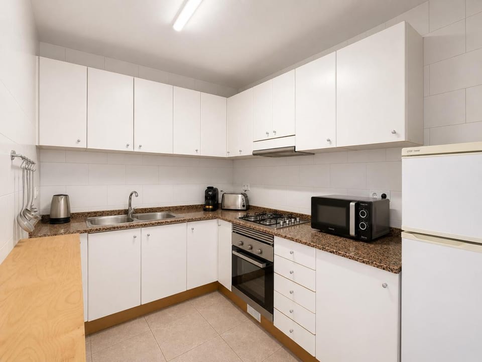 Coffee/tea facilities, Kitchen or kitchenette, dishwasher, oven, stove, toaster