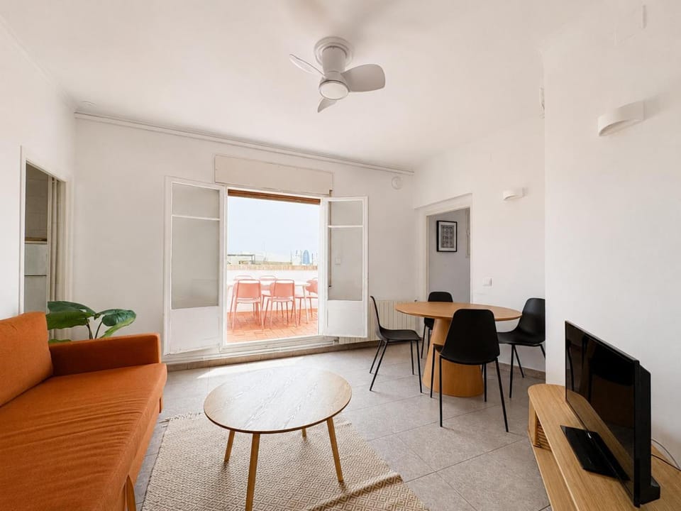 TV and multimedia, Living room, Seating area, Dining area, air conditioner