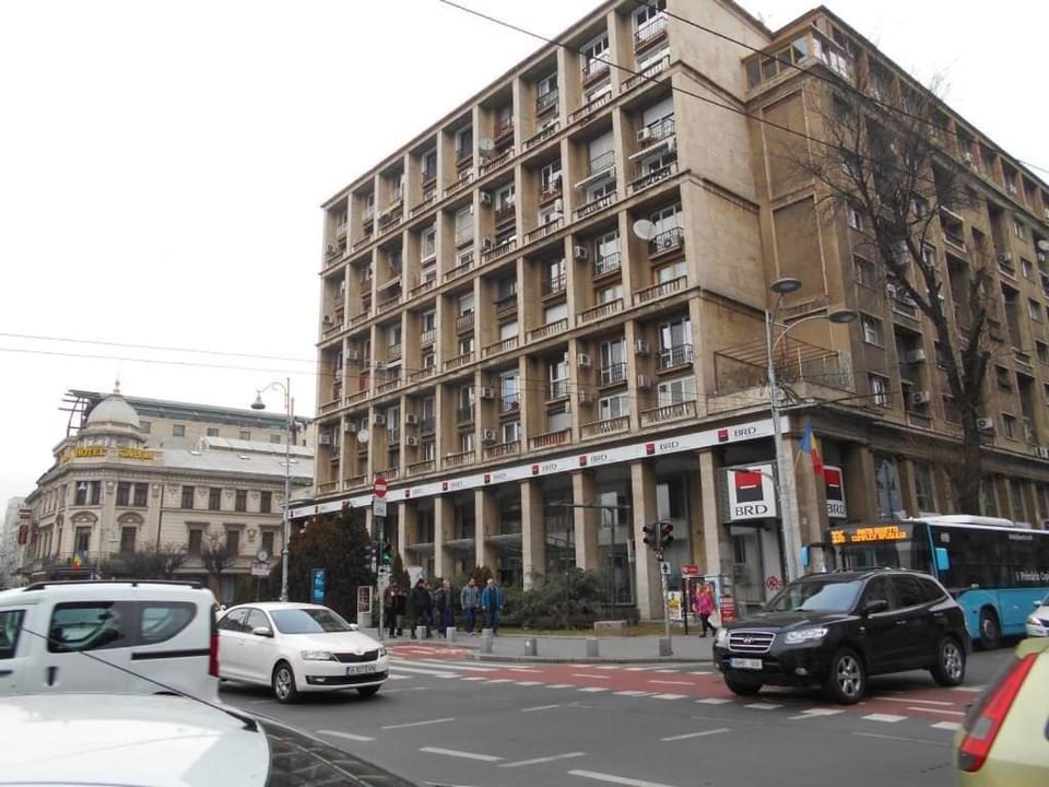 Property building, Neighbourhood, Location