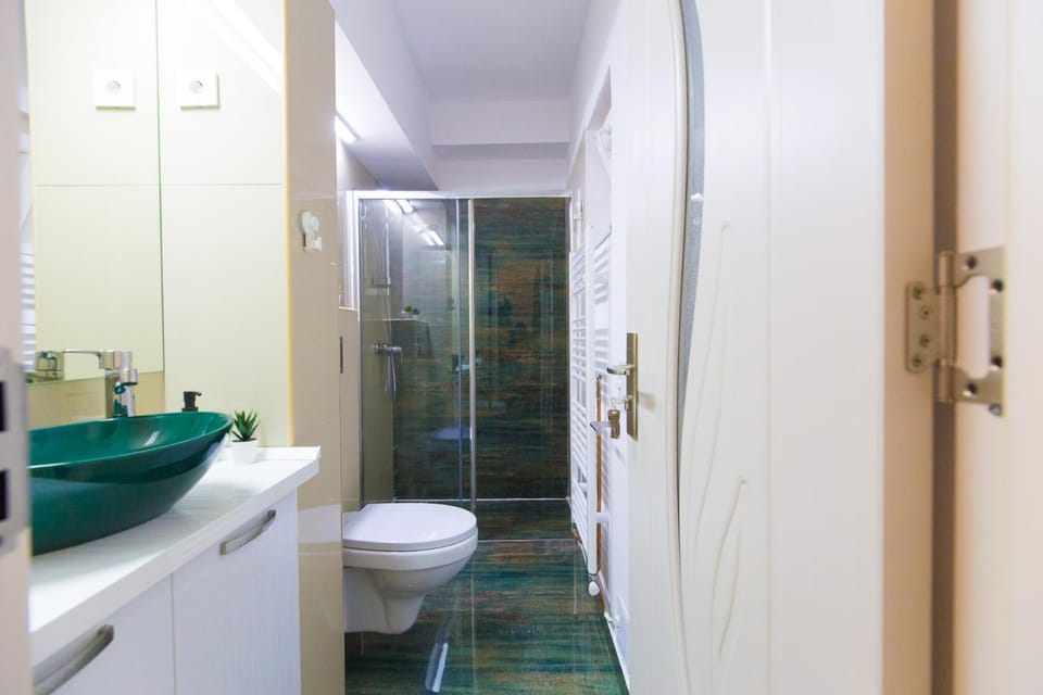 Shower, Toilet, Bathroom