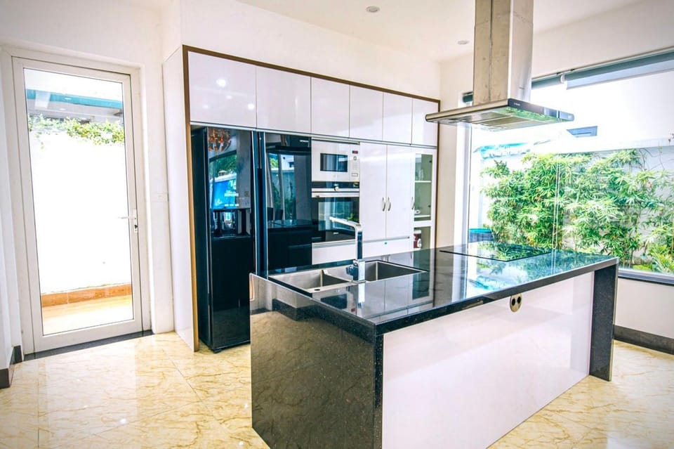 Kitchen or kitchenette, Dining area, minibar, oven