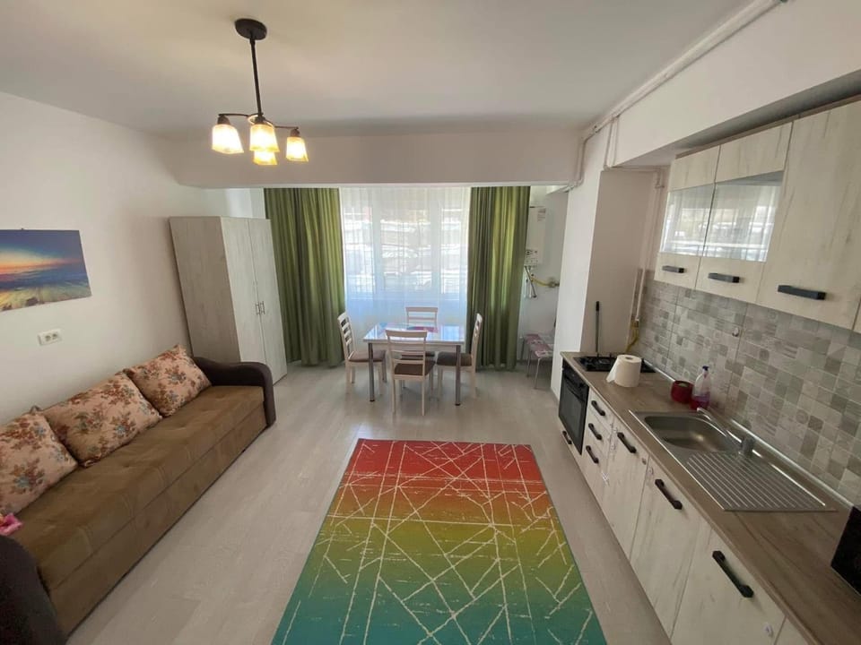 TV and multimedia, Kitchen or kitchenette, Living room, Seating area, Dining area, stove