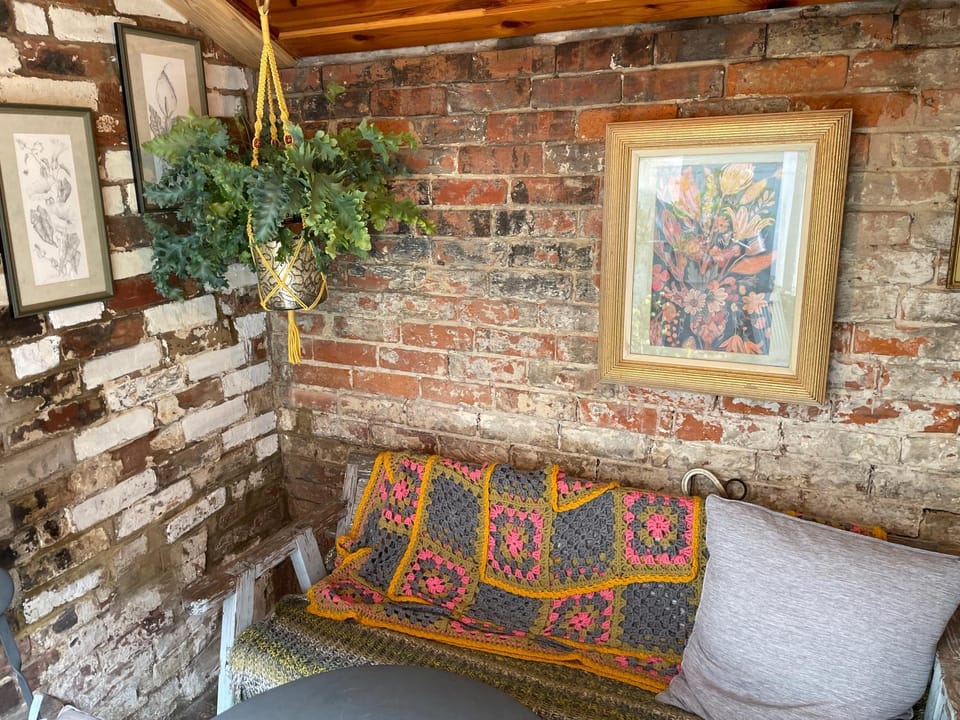 Garden, Decorative detail, Seating area, Dining area, Garden view