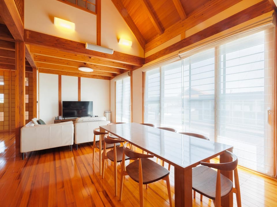 TV and multimedia, Living room, Seating area, Dining area