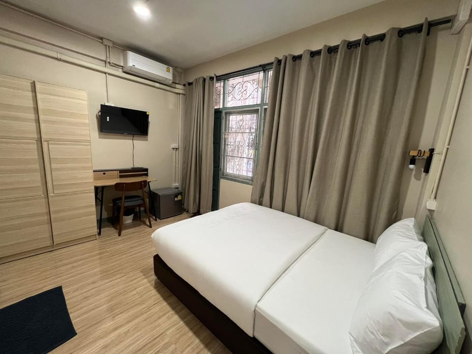 Bed, TV and multimedia, Bedroom, air conditioner