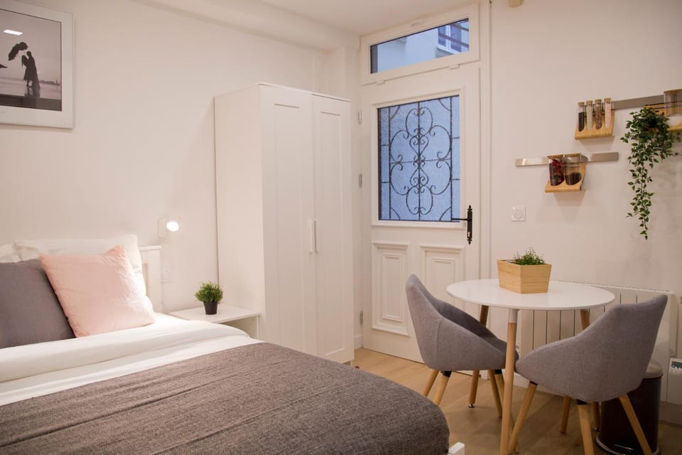 Bed, Dining area, Bedroom
