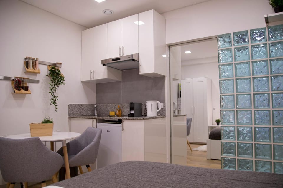 Kitchen or kitchenette, minibar