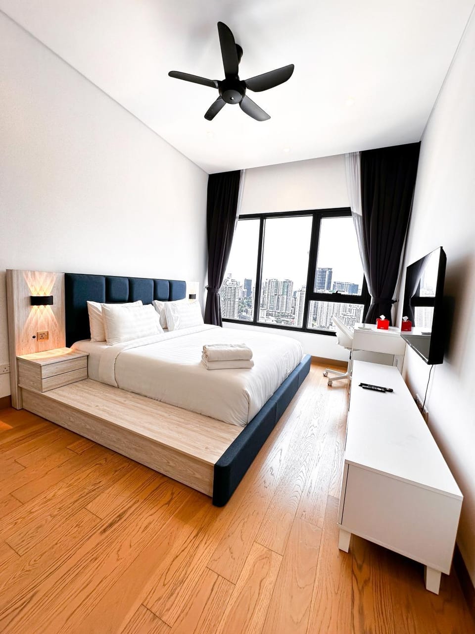 Photo of the whole room, Bedroom