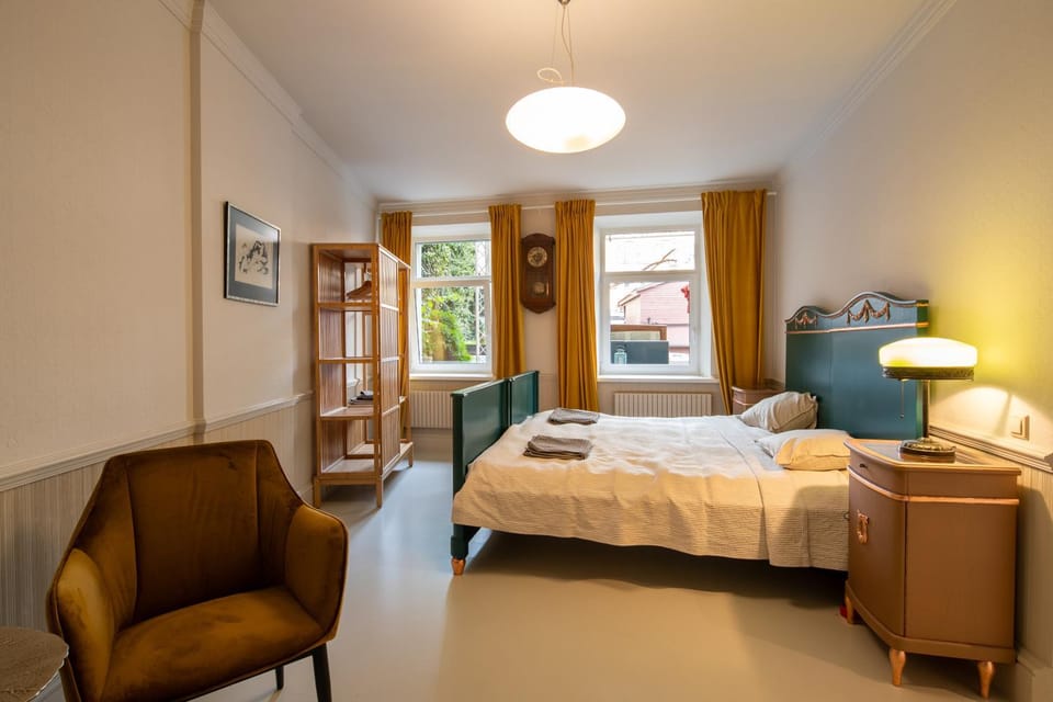Bed, Photo of the whole room, Seating area