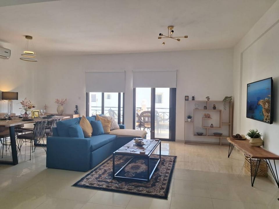 TV and multimedia, Living room, Photo of the whole room, Seating area, Dining area