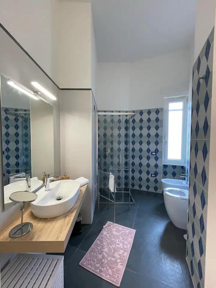 Shower, Toilet, Bathroom, towels