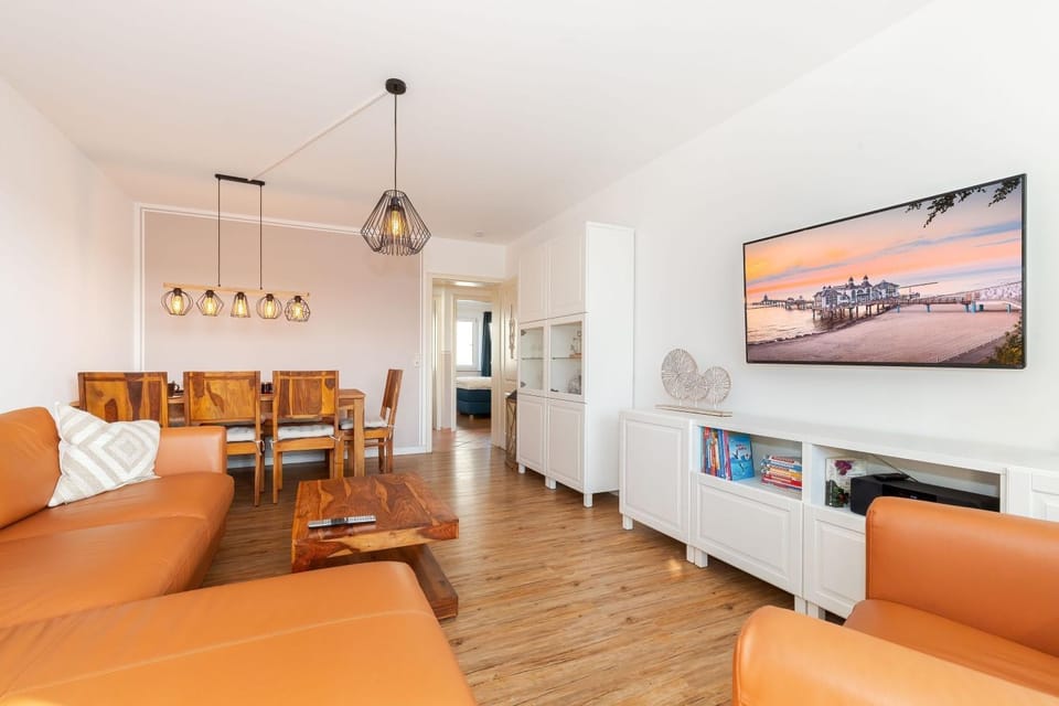 TV and multimedia, Living room, Seating area, Dining area