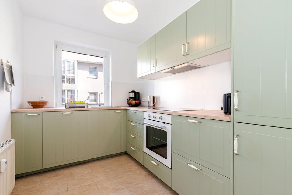 Coffee/tea facilities, Kitchen or kitchenette, oven, stove