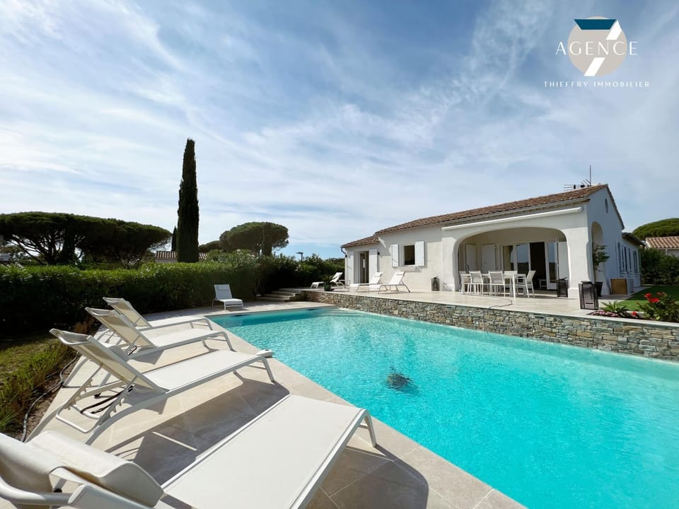 Property building, Patio, Day, Swimming pool, sunbed