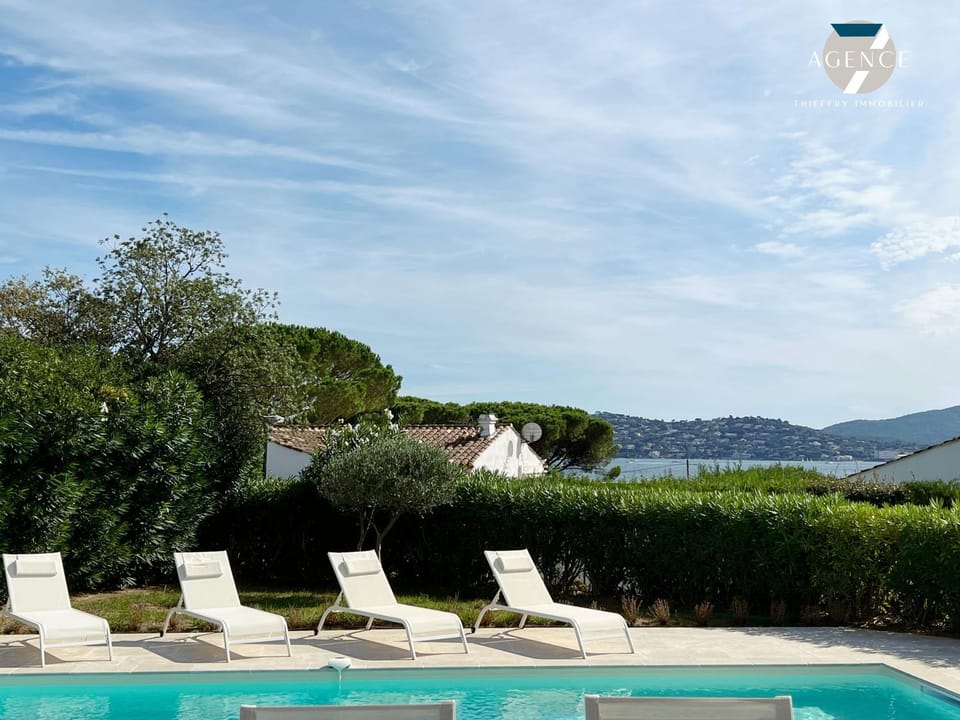 Sea view, Swimming pool, sunbed