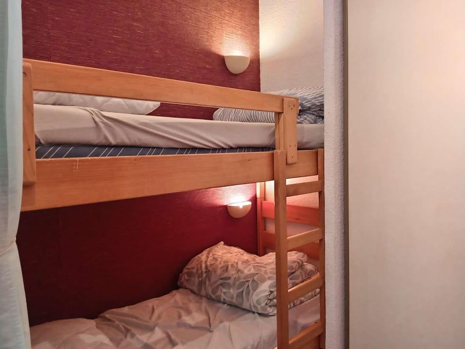 Résidence Marmottes - Studio cabine avec place de parking couvert privï¿½ MAE-8274 Cabin in Occitanie