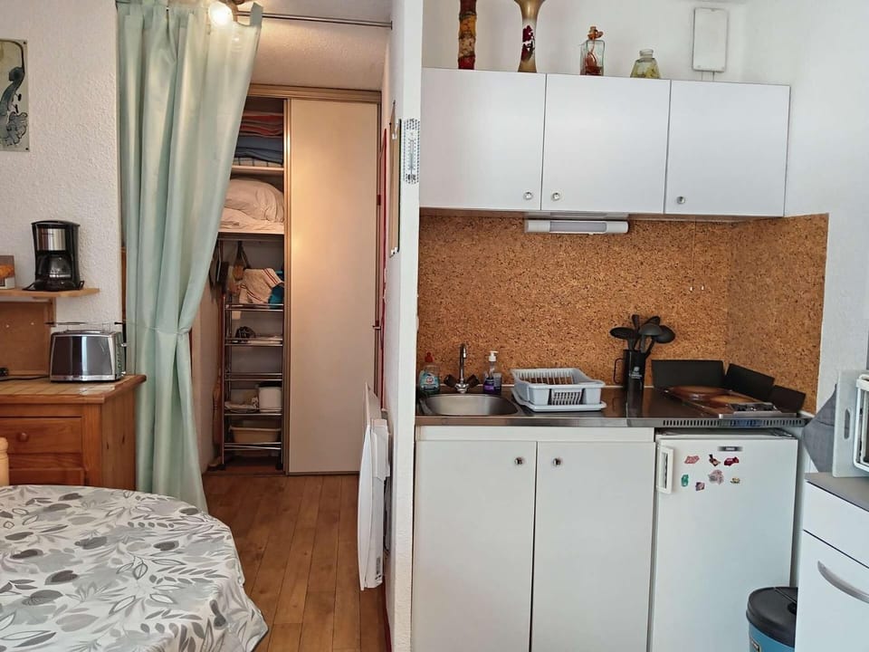Résidence Marmottes - Studio cabine avec place de parking couvert privï¿½ MAE-8274 Cabin in Occitanie