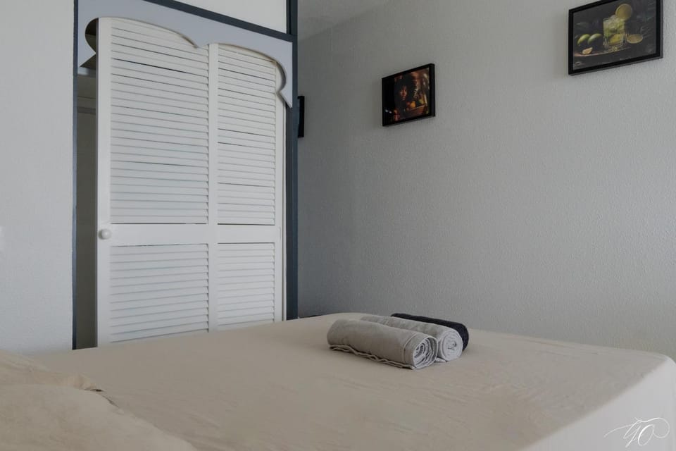 Bed, Photo of the whole room, Bedroom, towels