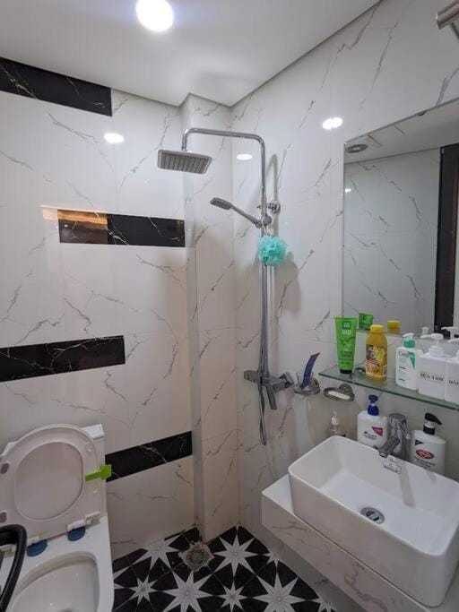 Shower, Toilet, Bathroom, towels