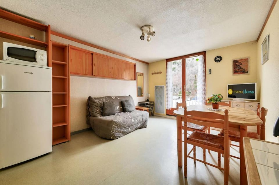 Bed, Living room, fireplace, kitchen