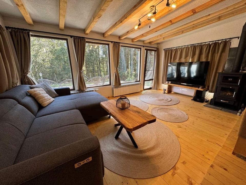 Communal lounge/ TV room, TV and multimedia, Living room, Seating area, Evening entertainment