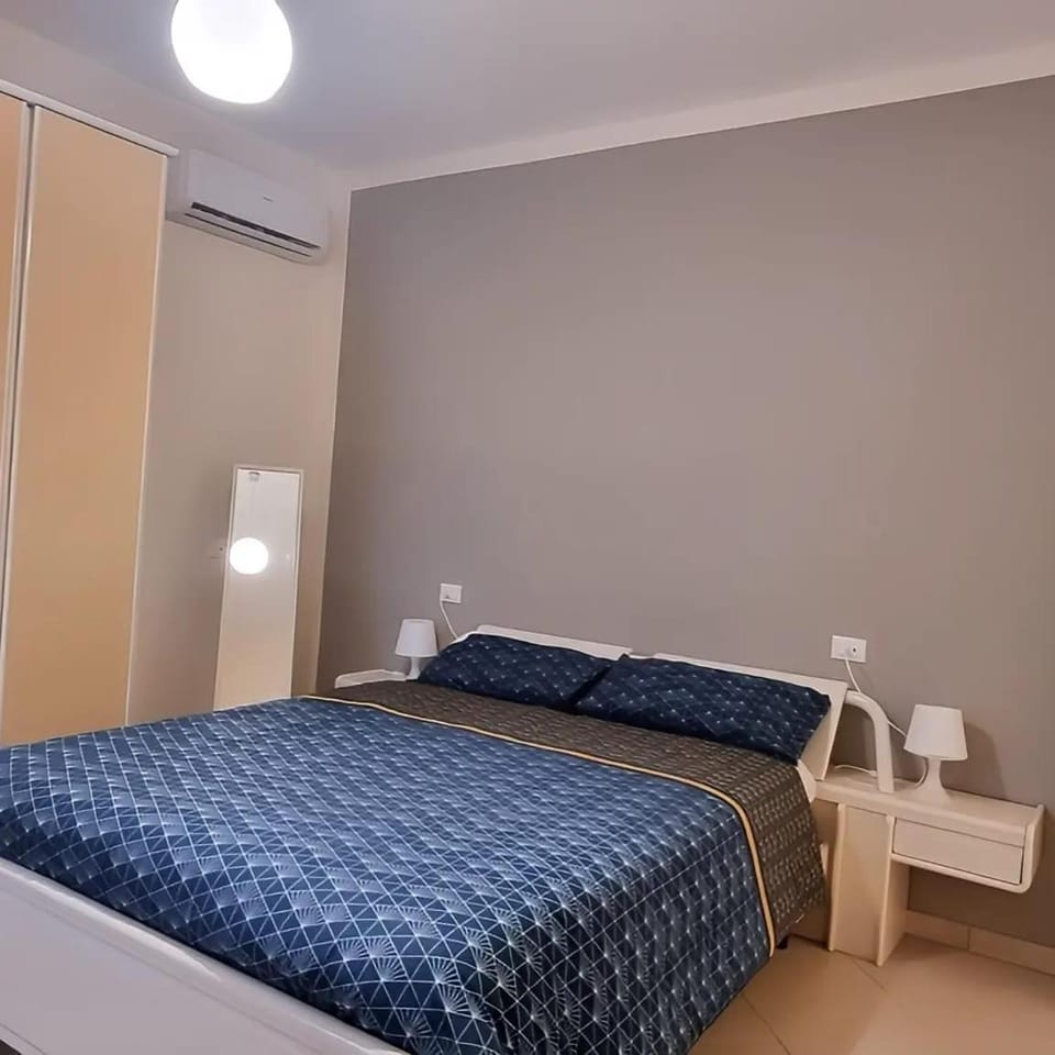 Photo of the whole room, Bedroom, wardrobe