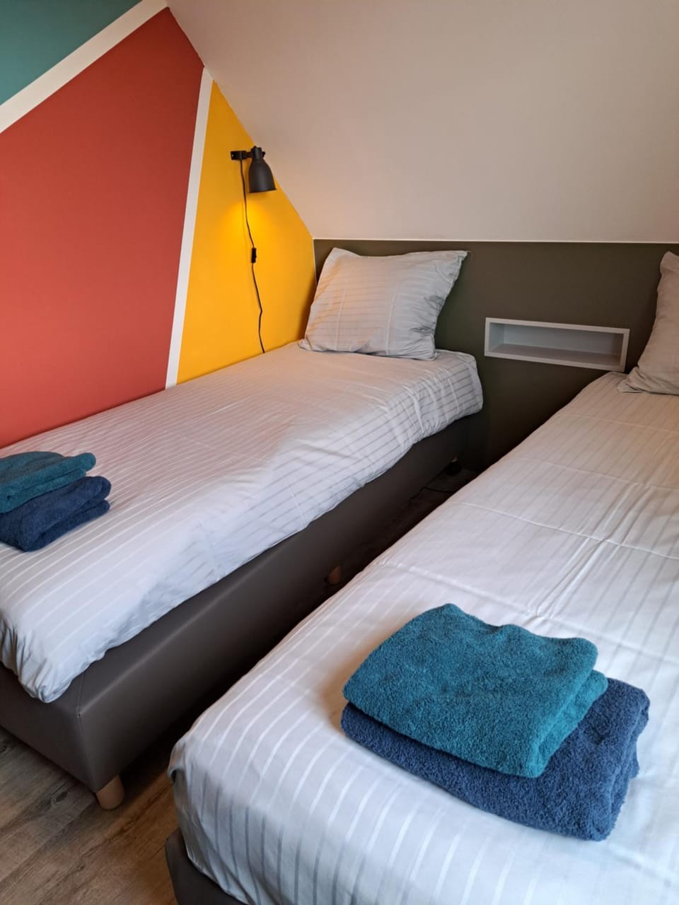 Bed, Bedroom, towels