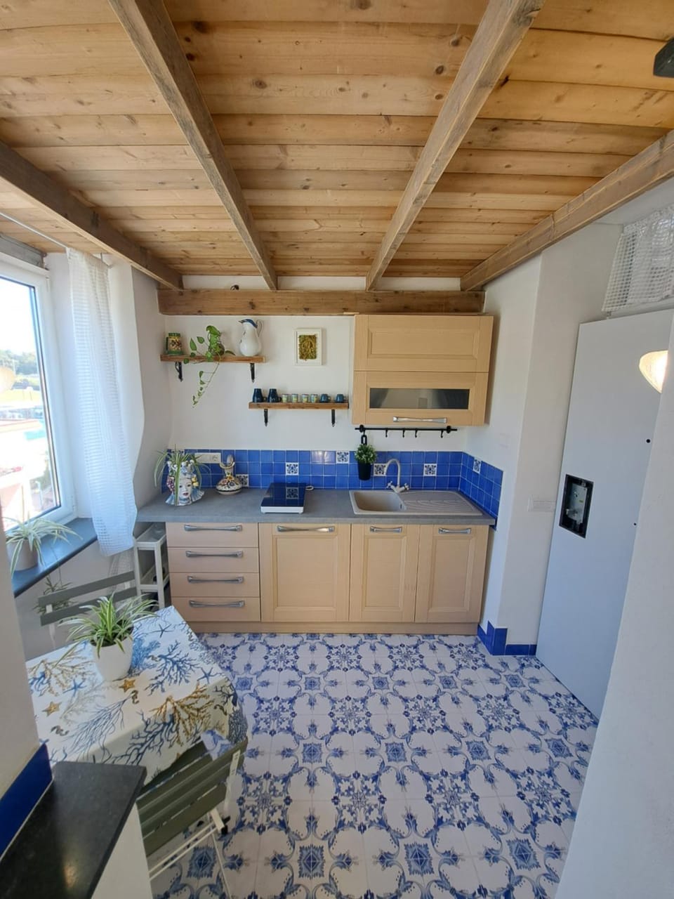 Kitchen or kitchenette, Dining area, stove