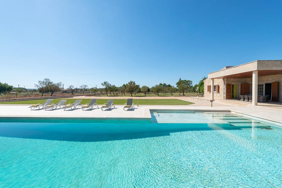 Property building, Day, Pool view, Swimming pool, sunbed