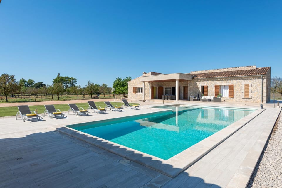 Property building, Day, Pool view, Swimming pool, sunbed