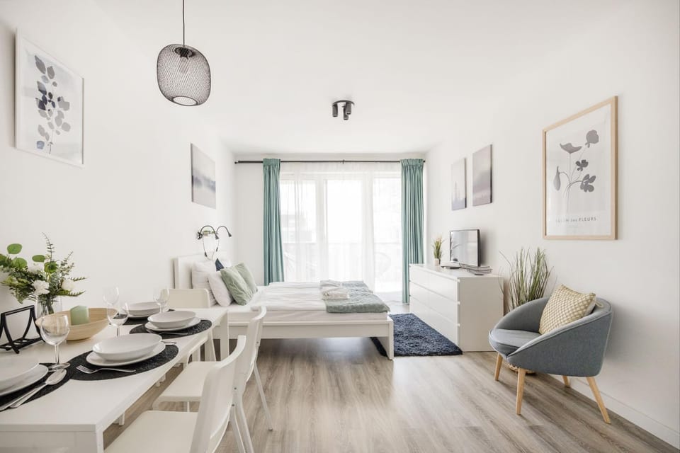 Bed, TV and multimedia, Living room, Dining area