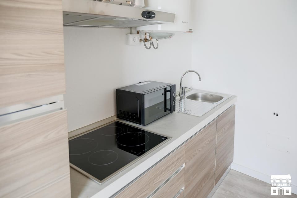 Kitchen or kitchenette, minibar, stove