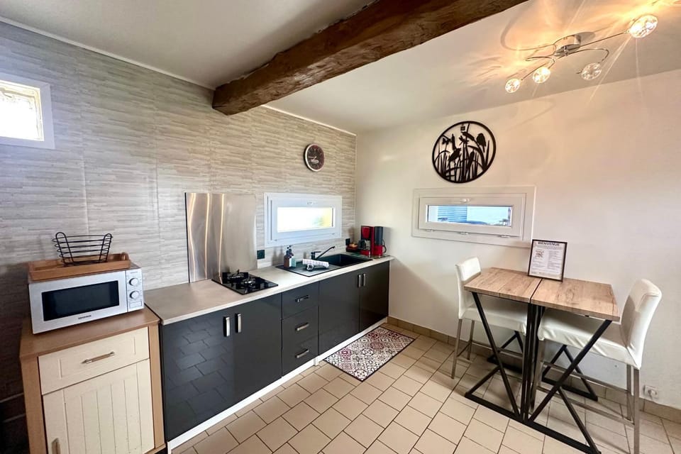 Kitchen or kitchenette, Dining area, stove, toaster