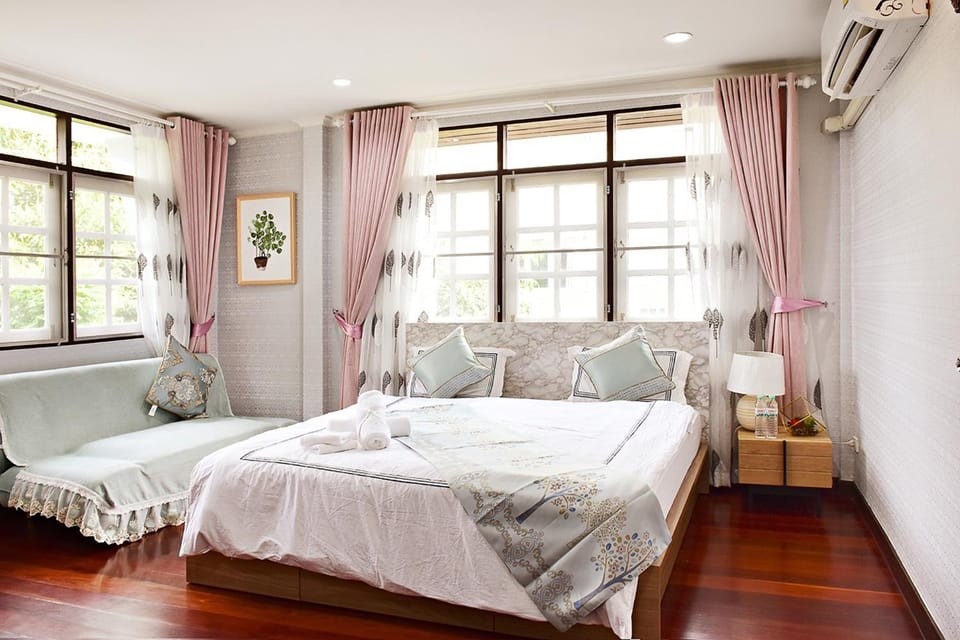 Suttisan 地铁口二层独栋花园别墅 五卧室三卫 Villa in Bangkok