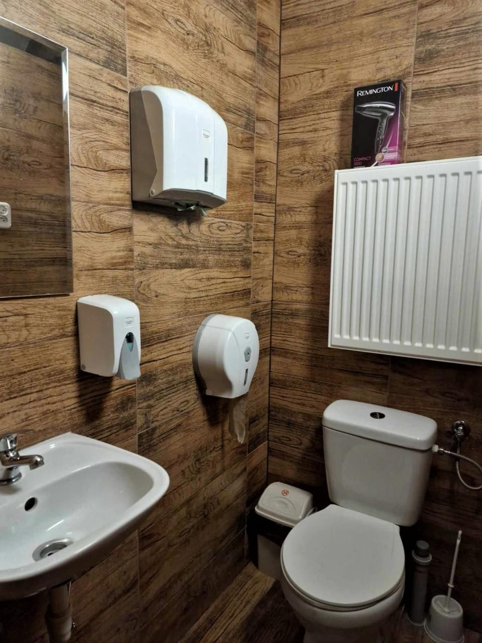 Toilet, towels