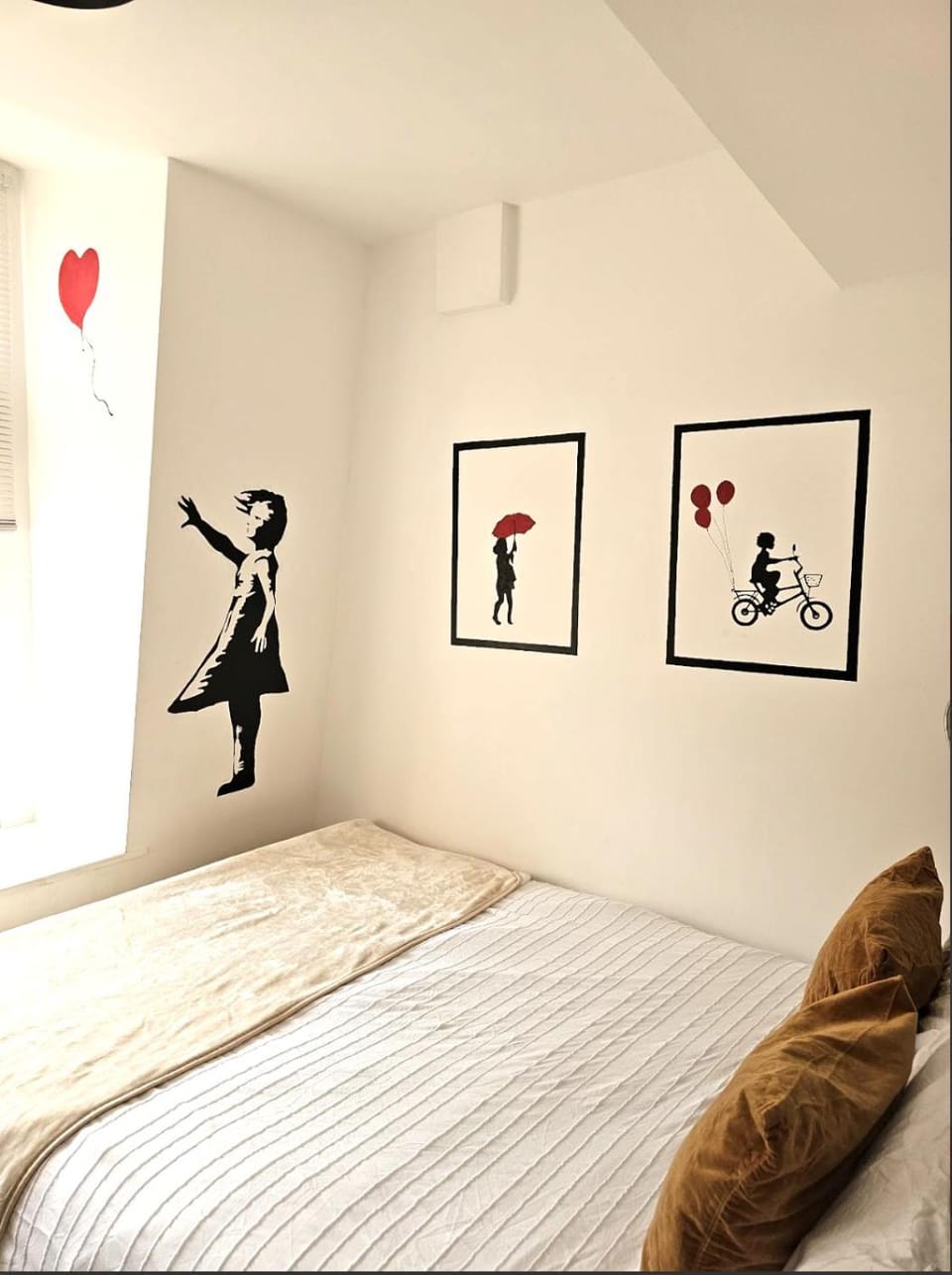 Bed, Photo of the whole room, Decorative detail, Bedroom, wardrobe