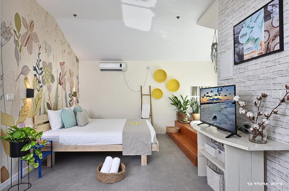 Bed, TV and multimedia, air conditioner