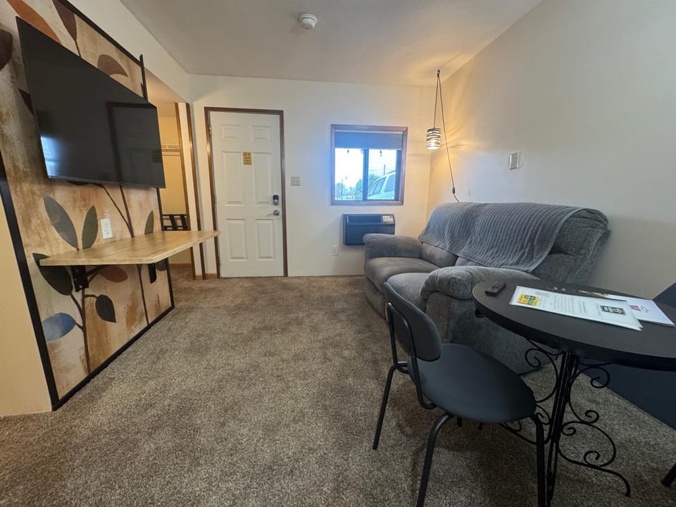 TV and multimedia, Living room, Photo of the whole room, Seating area, Evening entertainment