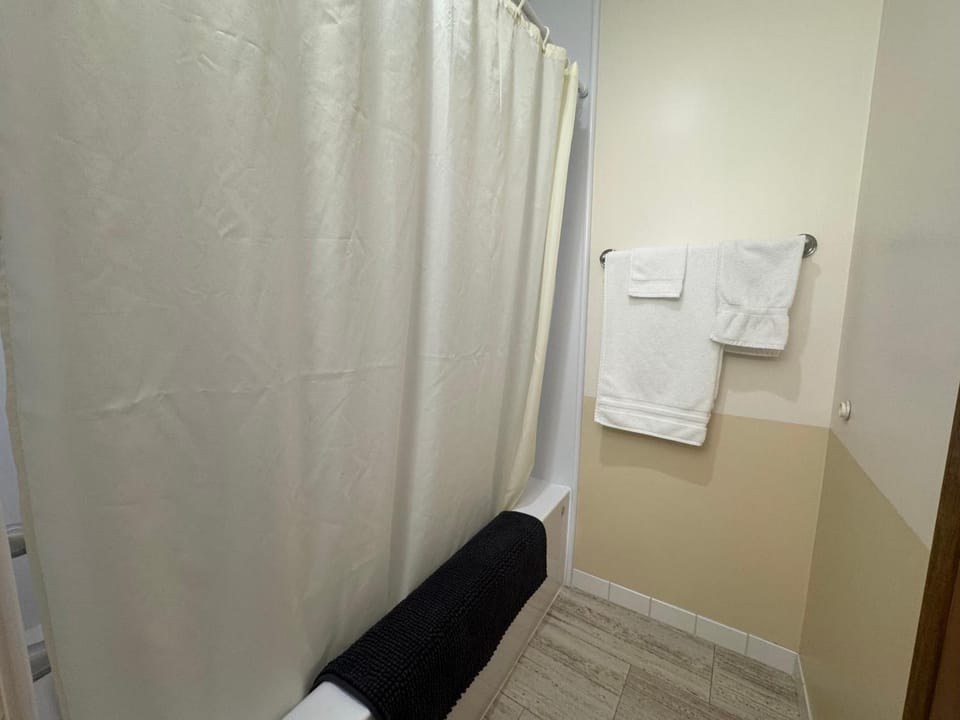 Bathroom, Bath, towels