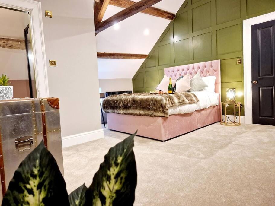 Hamilton-The Cruck Luxury Let Apartment in Wyre District