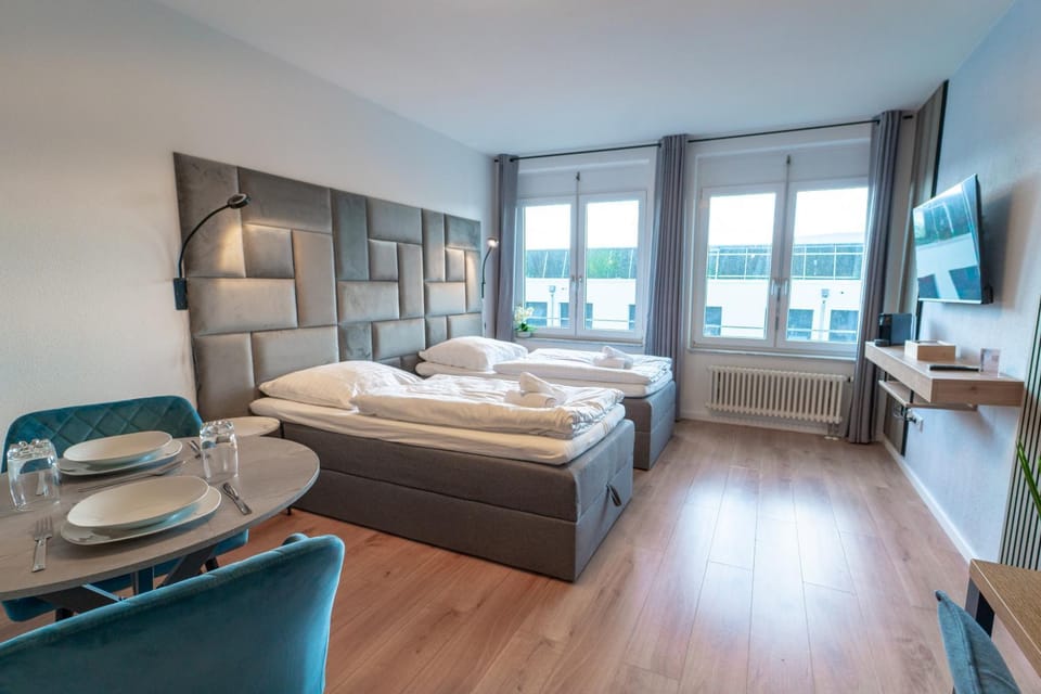 Bed, TV and multimedia, View (from property/room), Dining area, Bedroom
