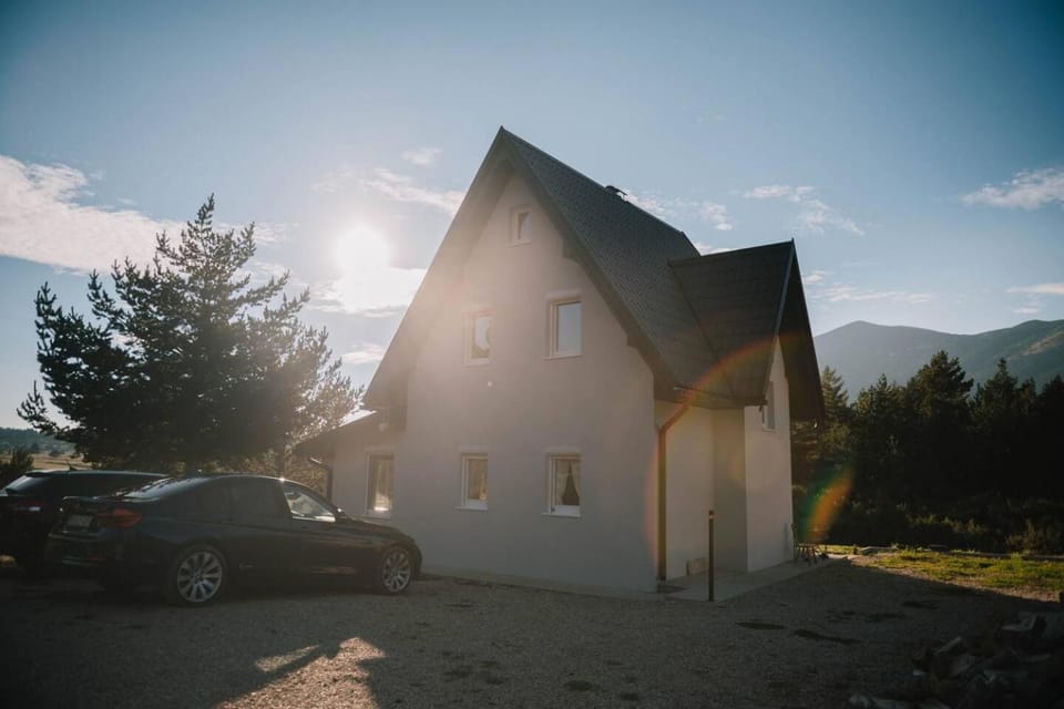 Property building, Day, Natural landscape, Mountain view, Parking