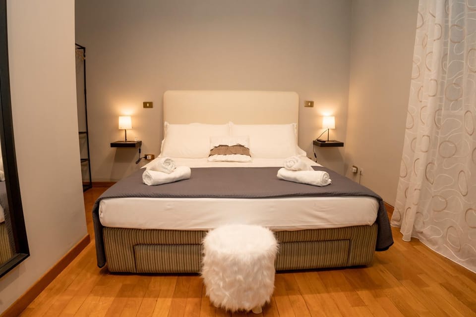 Photo of the whole room, Bedroom