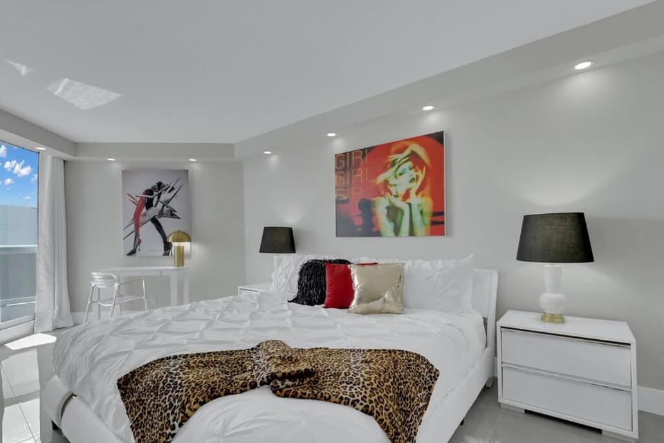 Bed, Bathroom, TV and multimedia, Balcony/Terrace, Photo of the whole room, Bedroom, wardrobe