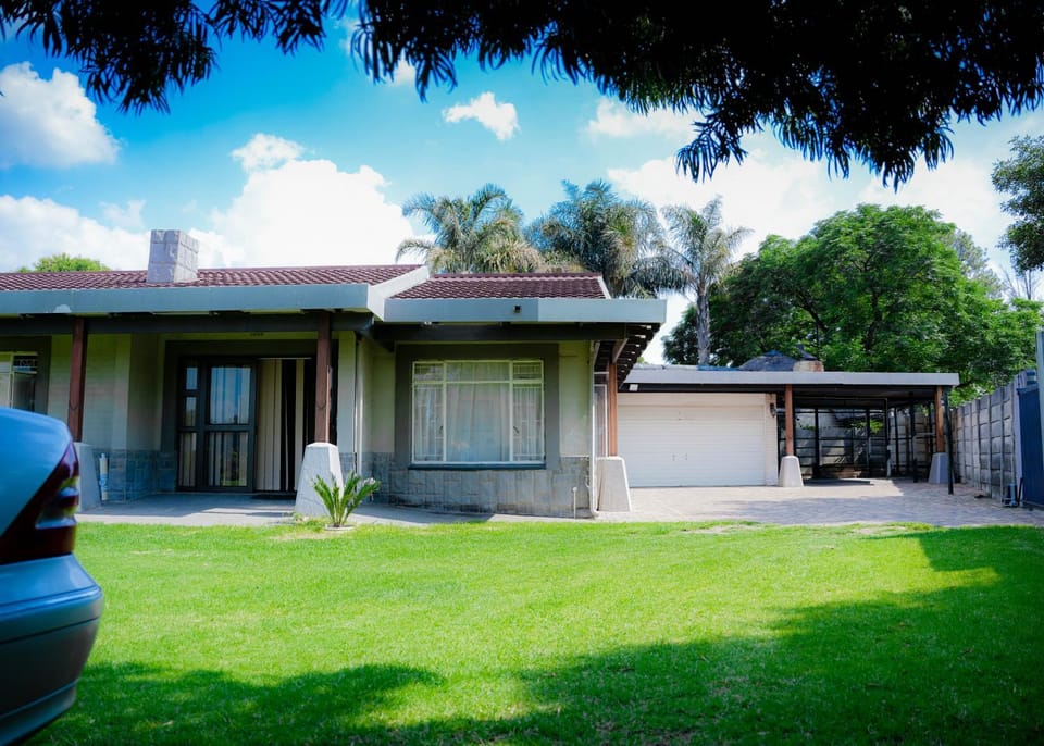 SAR GUESTHOUSE Bed and Breakfast in Gauteng